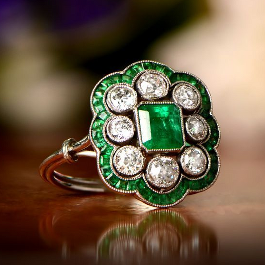 Złoty Pierścień z Szmaragdem – Luksusowa Vintage Elegancja